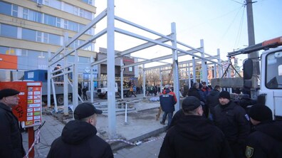 Фото: У Львові демонтували незаконно встановлену тимчасову споруду на пр. Чорновола, 57
