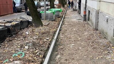 Спеціальна техніка розчищає стару асфальтову поверхню для облаштування нового тротуару