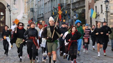 Учасники забігу біжать у центрі міста.