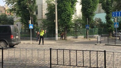 Фото: На перехресті вул. Коновальця — вул. Мельника світлофори переведені в режим «жовтого миготіння»: патрульна поліція проводить практичні навчання