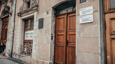 Фото: «Бюро спадщини» допомогло виготовити нову браму на пл. Ринок, 21
