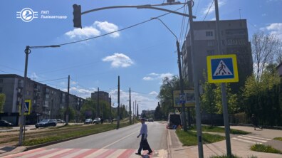 Фото: Для пішоходів і трамваїв: двовузловий світлофор облаштовують на перехресті вулиць Княгині Ольги – Бойчука
