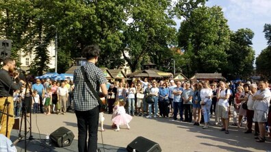 Фото: На площі перед Оперним театром розпочалась ретро-вечірка