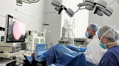 Лікарі Другого медоб’єднання у спеціальному медичному одязі оперують пацієнта з допомогою сучасного медичного апарату – спеціального лазера, бачачи процес операції на великому екрані.