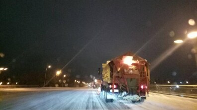 Фото: Станом на 07.00 год в місті працювало 66 одиниць снігоприбиральної техніки