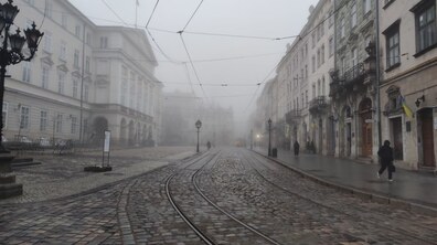 Густий туман на площі Ринок у Львові