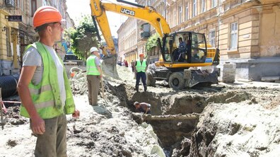 Фото: «До початку серпня планують повністю навести лад з мережами, до середини вересня дорога має бути забрукована», — А. Садовий про ремонт вул. Котлярської