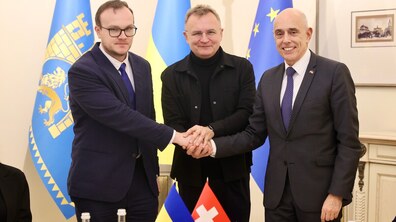 Андрій Москаленко, перший заступник міського голови Львова, Андрій Садовий, міський голова Львова, Жан-Люк Бернасконі, заступник голови місії, директор програми співробітництва Посольства Швейцарії в Україні під час підписання меморандуму