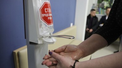 Фото: Більшість міських установ, які працюють з людьми, забезпечили антисептичними диспенсерами
