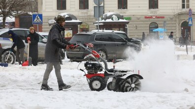 Фото: Підприємці, військові та будівельні компанії допомагають місту з прибиранням снігу