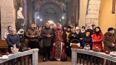 Мер Львова Андрій Садовий з отцем Карапетом Гарібяном та парафіянами у Вірменському кафедральному соборі Успіння Пресвятої Богородиці у Львові. Люди тримають у руках освячені гранати.