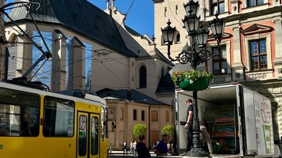 Фото: Ліхтарі на площі Ринок заквітчали вазонами сурфіній: профінансували роботи підприємці
