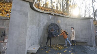 Фото: Галицька РА проводить ремонт задньої стіни фонтану «Водолій»