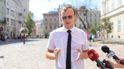 Фото: Збережені елементи мозаїки з паркану колишнього заводу «Кінескоп» передадуть музею «Територія Терору»