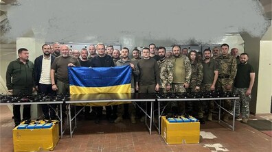 Фото: Мер Львова від громади міста передав військовим 100 дронів