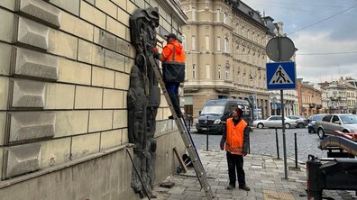 Фото: У Львові демонтували два об’єкти радянського періоду: їх перенесли у музей «Територія терору»