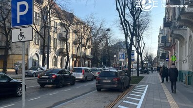 Фото: У Львові на одному з майданчиків облаштували паркомісця для людей з інвалідністю
