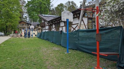 Фото: У Брюховичах власник ресторану захопив територію школи: місто звернеться в правоохоронні органи