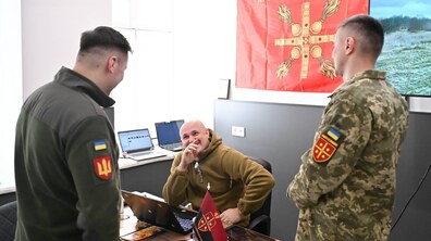 військві спілкуються в центрі рекрутингу