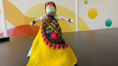 Фото: Мешканки модульного містечка робили ляльки-мотанки