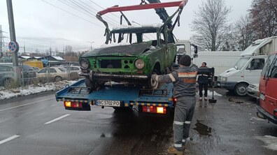 покинуте авто, яке перемістили на арештмайданчик поліції