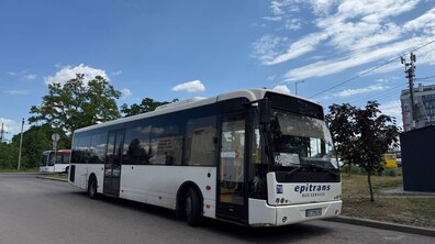 Великий білий автобус стоїть №48 стоїть на кінцевій зупинці