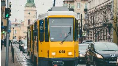 Фото: На вул. Вахнянина переобладнують зупинку, аби на лінії могли курсувати берлінські трамваї