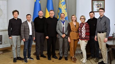 Спільне фото: представники міжнародної федерації нерухомості FIABCI, мер Львова та посадовці міської ради у кабінеті міського голови.