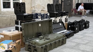 У дворику Ратуші в спеціальних коробках стоїть обладнання, яке передають військовим. Це безпілотники, зарядні та електростанції, антени та інше.