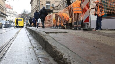 Фото: На вул. Дорошенка, 3 стартували роботи з пониження зупинки, аби на маршрути можна було запустити транспорт із розсувними дверима (відео)