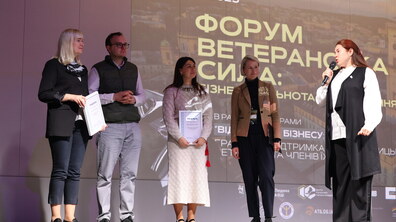 Посадовці Львівської міської ради на сцені під час відкриття форуму