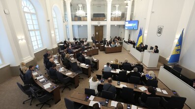 Панорамне фото великої сесійної зали із депутатами за столами