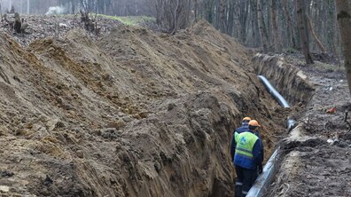 працівники Львівводоканалу прокладають нові поліетиленові трубопроводи водогону. Фото ілюстративне.