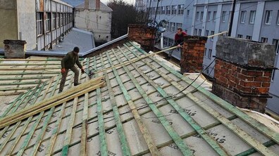 ремонтна бригада працює на даху будинку на вул. Олени Степанівни, 42