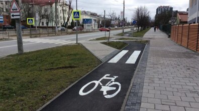 Фото: У Львові продовжують облаштовувати велодоріжку на вул. Княгині Ольги