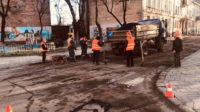 Фото: Комунальні служби міста проводять поточний ремонт вулиць: у планах на сьогодні — використати 55 тонн гарячого асфальту