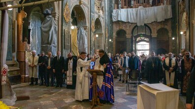 єпископ-помічник Львівської архиєпархії УГКЦ Володимир Груца, духовенство Православної Церкви України, Римо-Католицької Церкви, Вірменської Апостольської Церкви, пастори протестантських громад, імам Ісламського культурного центру у Львові та містяни моляться підчас загальноміської екуменічної молитви з нагоди 770-ї річниці заснування міста.
