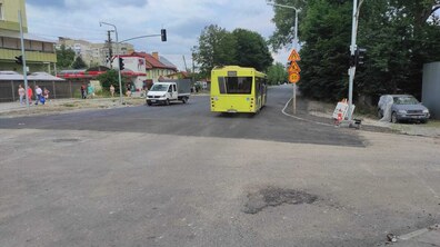 На заасфальтованій дорозі їде великий жовтий автобус. Йому назустріч рухається автомобіль