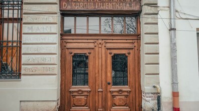 Фото: Навпроти Фабрики повидла відновили історичну браму медіатеки