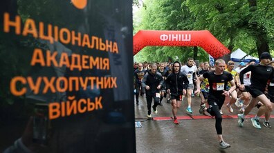 На передньому плані видніється банер із написом