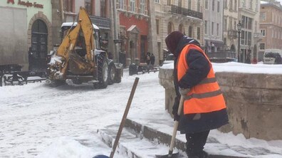 Фото: Комунальні служби міста працюватимуть цілий день
