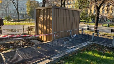 Фото: На проспекті Свободи монтують інклюзивну вбиральню