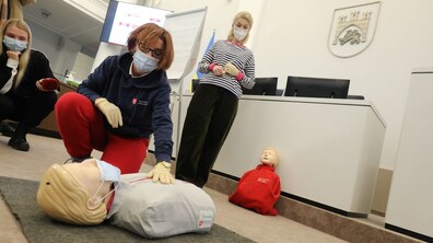 Фото: У Львові близько 500 працівників міських установ пройшли навчання зі стрільби та ще понад 600 – з домедичної допомоги