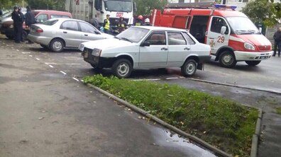 Фото: На Сихові під колесами сміттєвоза загинуло дві жінки