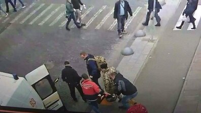 Фото: На проспекті Свободи дитяча машинка збила пенсіонера: його госпіталізовано