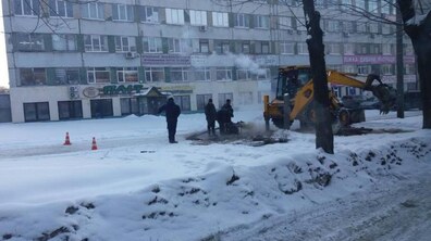 Фото: Ремонтні бригади ЛМКП «Львівводоканал» ліквідовують витік води на вул. Зеленій
