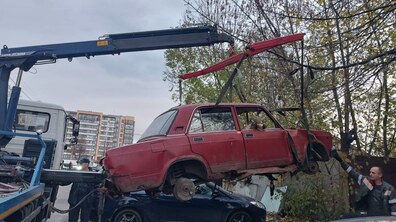 евакуація занедбаної автівки на вул. Боднарській, 10