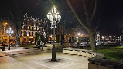 Фото: На пр. Свободи відреставрували 12 історичних опор вуличного освітлення