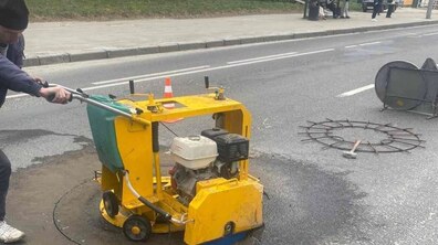 Фото: Новий підхід до ремонту: у Львові вперше застосували спеціальну машину для підняття люків