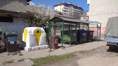 Фото: Поремонтували і помили: Львівспецкомунтранс прибрав до Великодня 210 контейнерних майданчиків